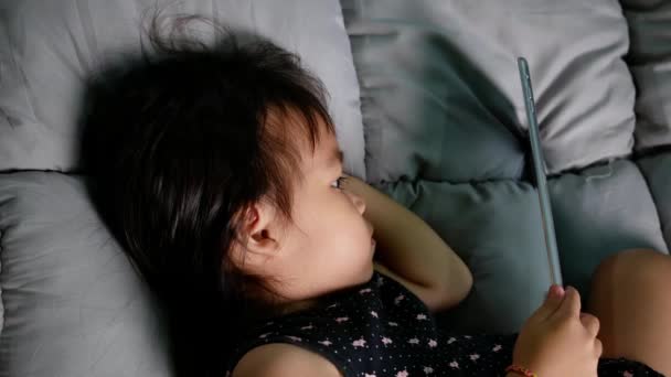 Menina Asiática Assistindo Smartphone Sua Cama Miúdo Viciado Telemóveis — Vídeo de Stock