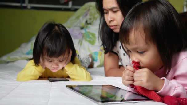 Asiatisk Mor Skällde Sina Barn Som Tittade Telefonen För Länge — Stockvideo