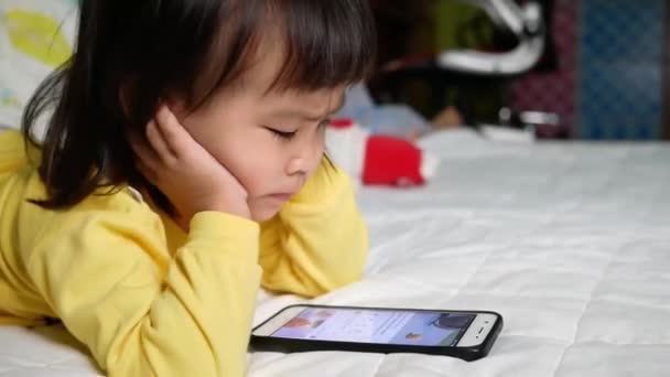 Asiatisches Kleines Mädchen Schaut Smartphone Auf Ihrem Bett Kind Süchtig — Stockvideo