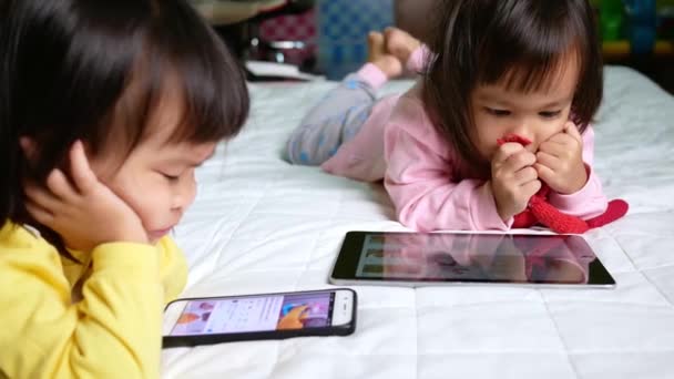Küçük Asyalı Kız Yataklarında Akıllı Telefon Izliyor Cep Telefonu Bağımlısı — Stok video