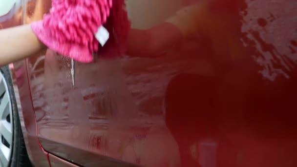 Weibliche Hand Hält Rosa Handschuh Mit Blasen Zum Autowaschen — Stockvideo