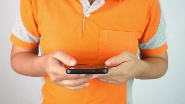 Primer Plano Mujer Joven Usando Teléfono Inteligente Habitación — Vídeo de stock