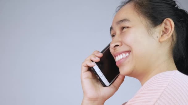 Glad Asiatisk Ung Kvinna Talar Med Mobiltelefon Isolerad Vit Bakgrund — Stockvideo