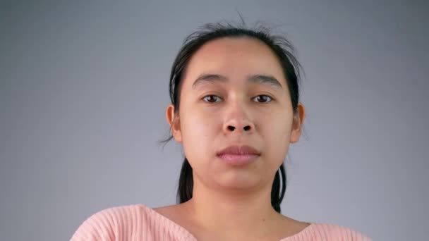 Ung Asiatisk Kvinna Med Uttråkad Uttryck Grå Bakgrund — Stockvideo