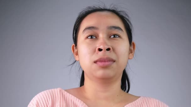 Ung Asiatisk Kvinna Med Gäsputtryck Grå Bakgrund — Stockvideo