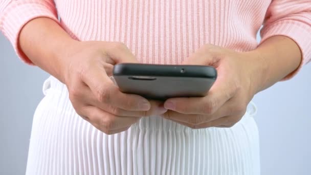 Close Mulher Jovem Usando Smartphone Quarto — Vídeo de Stock