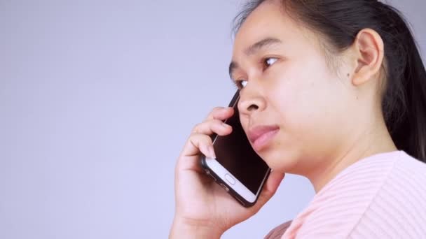 Irritado Asiático Jovem Mulher Falando Por Telefone Celular Isolado Fundo — Vídeo de Stock