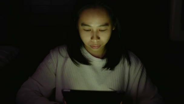 Jeune Femme Asiatique Avec Expression Bâillement Sur Fond Gris — Video