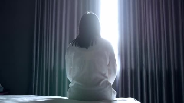 Задняя Часть Азиатской Женщины Сидит Лениво Растягивается Яркое Утро Спальне — стоковое видео