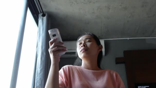 Жінка Рука Використовує Пульт Дистанційного Керування Вмикає Кондиціонер Відповідною Температурою — стокове відео