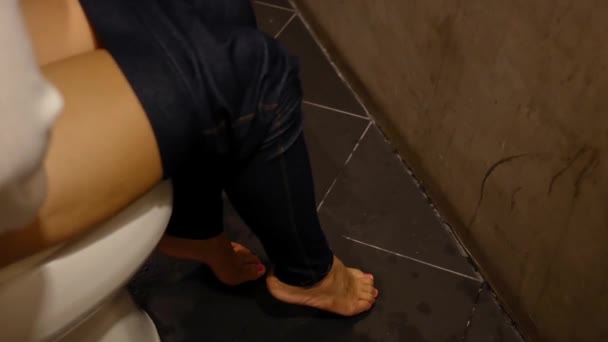 Jonge Aziatische Vrouw Die Last Heeft Van Constipatie Toilet Kom — Stockvideo