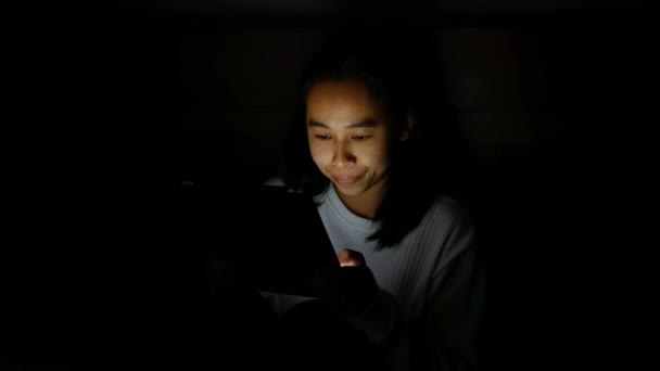 Mujer Asiática Tocando Ojo Con Irritación Los Ojos Mientras Usa — Vídeos de Stock