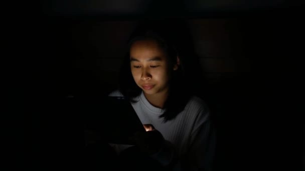 夜の寝室でタブレットを使用している間 アジアの女性は目の刺激で目に触れる テクノロジーとヘルスケアの概念 — ストック動画