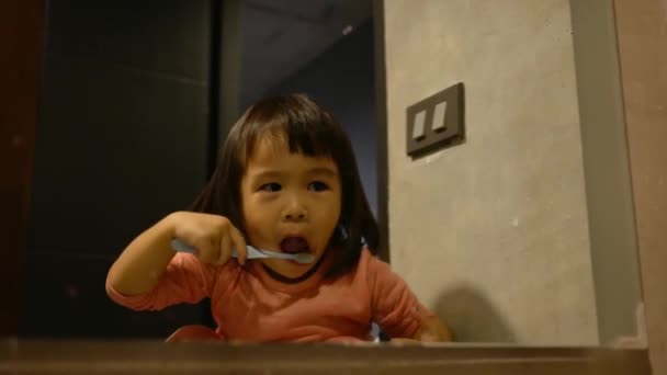 Adorabile Ragazza Asiatica Bambino Lavarsi Denti Fronte Uno Specchio Mattino — Video Stock