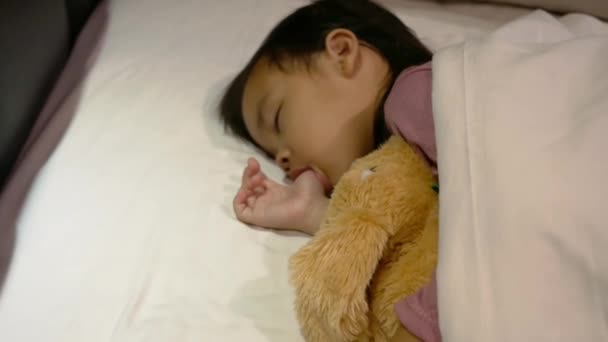 Malé Asijské Děvčátko Spí Cucá Palec Objímá Panenku Posteli Koncept — Stock video