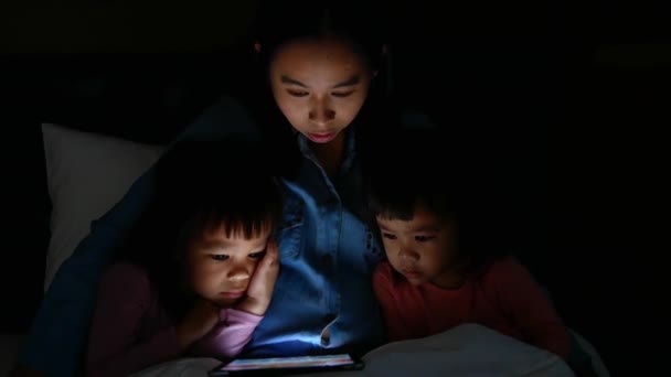 Família Asiática Feliz Olhando Tablet Com Luz Tela Brilha Seu — Vídeo de Stock