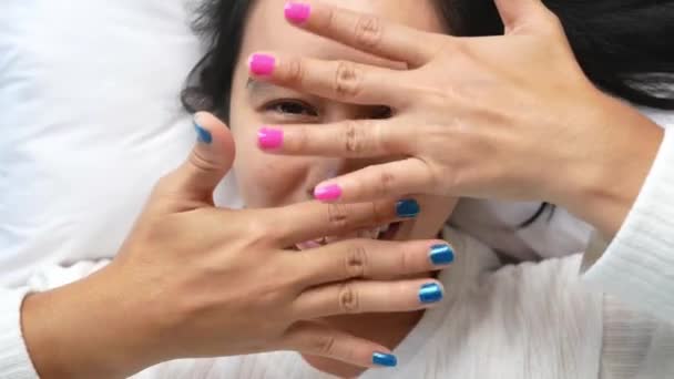 Close Van Vrouwelijke Met Handen Verf Nagellak Zelfgemaakte Manicure Thuis — Stockvideo