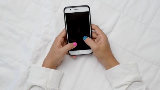 Mulher Asiática Usando Smartphone Para Fazer Compras Enquanto Deitada Cama — Vídeo de Stock