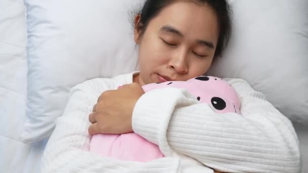 Asiatische Frau Umarmt Ihre Puppe Auf Bett Die Morgen — Stockvideo