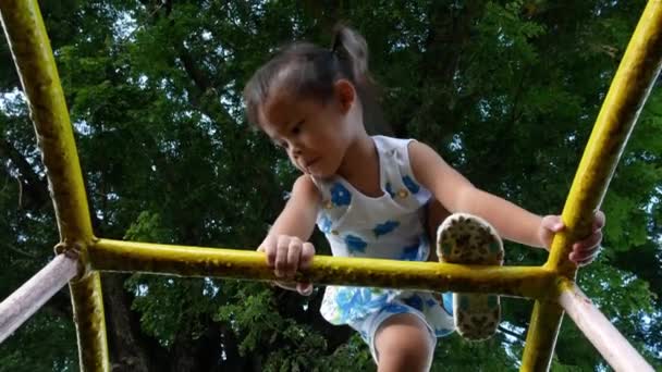 Menina Pequena Asiática Divertindo Para Subir Barra Aço Playground Verão — Vídeo de Stock