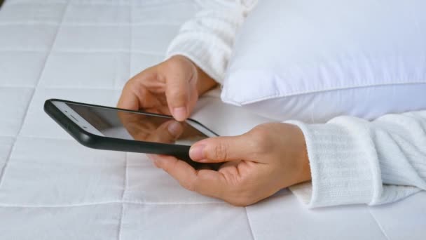 Aziatische Vrouw Met Behulp Van Smartphone Winkelen Terwijl Liggend Bed — Stockvideo