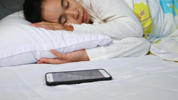 Aziatische Vrouw Slapen Met Het Houden Van Smartphone Bed Nachts — Stockvideo