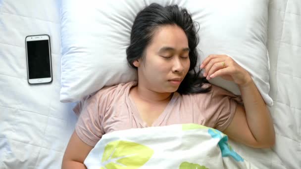 Çekici Asyalı Genç Bir Kadının Iyi Görüntüsü Uyanıp Yatak Odasında — Stok video