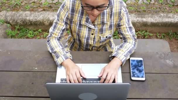 Gelukkig Casual Mooi Vrouw Werken Laptop Terwijl Zitten Nationaal Park — Stockvideo