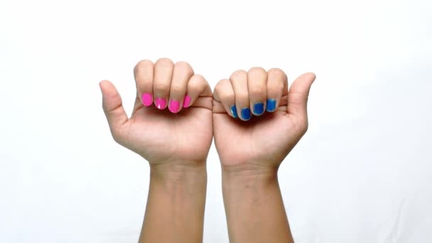 Detailní Záběr Ruce Krásné Feny Nátěrem Růžové Modré Nehty Izolované — Stock video