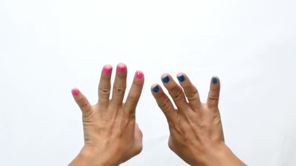 粉红蓝两色指甲的漂亮女性的特写手 与白色背景隔离 — 图库视频影像
