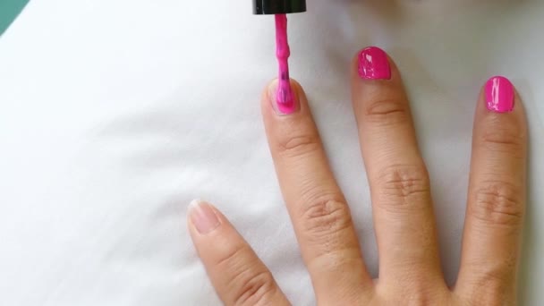 Close Van Vrouwelijke Handen Schilderen Roze Nagellak Zelfgemaakte Manicure Thuis — Stockvideo