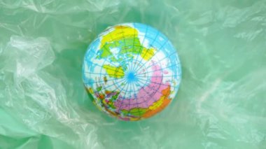 Plastik torba üzerindeki toprak, plastik atıklar yüzünden oluşan kirlilik nedeniyle küresel ısınma. Dünya Günü konsepti.