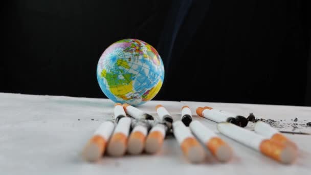 Videoaufnahme Von Tabak Mit Rauch Der Die Erde Verbrennt Welt — Stockvideo