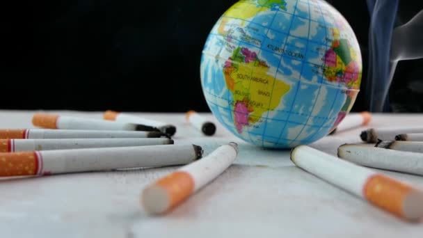 Videoaufnahme Von Tabak Mit Rauch Der Die Erde Verbrennt Welt — Stockvideo