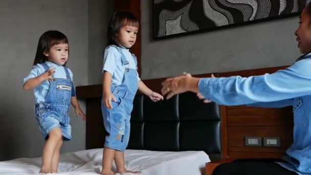 Anne Kızı Yatak Odasında Birlikte Oynuyorlar Çocuk Eğleniyor Yatakta Zıplıyor — Stok video