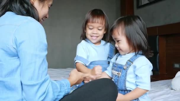 Anne Kızı Yatak Odasında Birlikte Oynuyorlar Çocuk Yatakta Taş Kağıt — Stok video