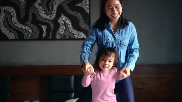 Linda Niña Riendo Bailando Con Madre Cama Familia Feliz Día — Vídeos de Stock