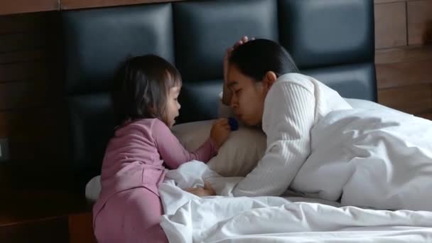 Sevimli Asyalı Küçük Kız Sabahları Annesini Yatakta Yatarken Uyandırıyor — Stok video