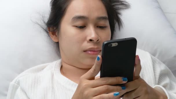 Femme Asiatique Dormant Avec Smartphone Sur Lit Nuit Technologie Soins — Video