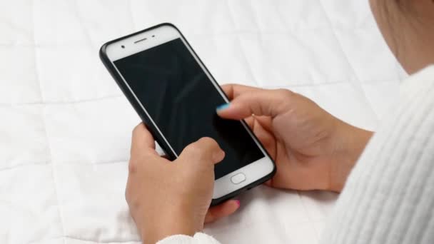 Mulher Asiática Usando Smartphone Enquanto Deitada Cama Casa Conceito Tecnologia — Vídeo de Stock