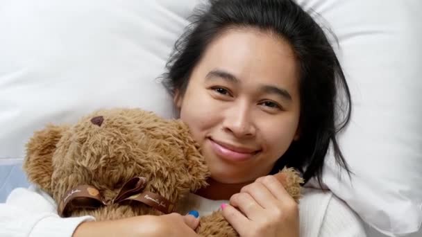 Вид Сверху Азиатскую Молодую Женщину Обнимающую Своего Плюшевого Медведя Кровати — стоковое видео