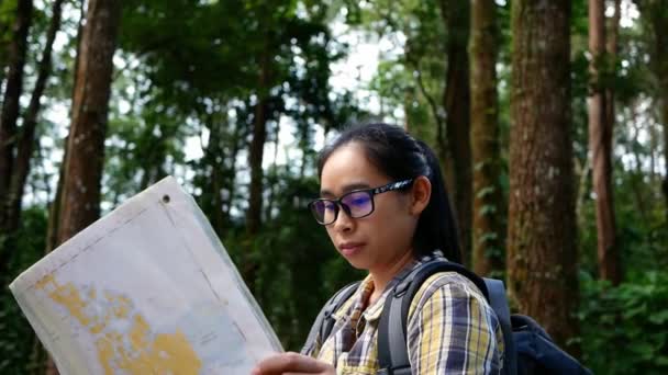 Mujer Joven Viajero Sentado Roca Busca Coordenadas Gps Tableta Pico — Vídeo de stock