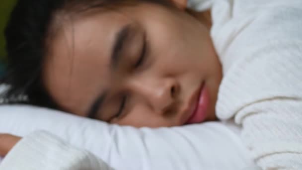 アジアの若い女性は柔らかい白い枕の上にベッドでいびきをかく ヘルスケアの概念 — ストック動画
