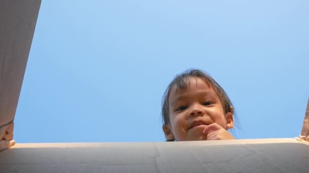 Entzückende Asiatische Kind Mädchen Spaß Mit Pappschachtel Lächelnd Und Blick — Stockvideo