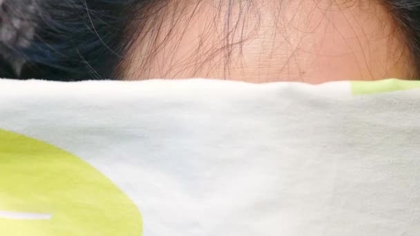 アジアの若いです女性とともにオープン目カバー彼女の顔とともにホワイト毛布で朝 — ストック動画