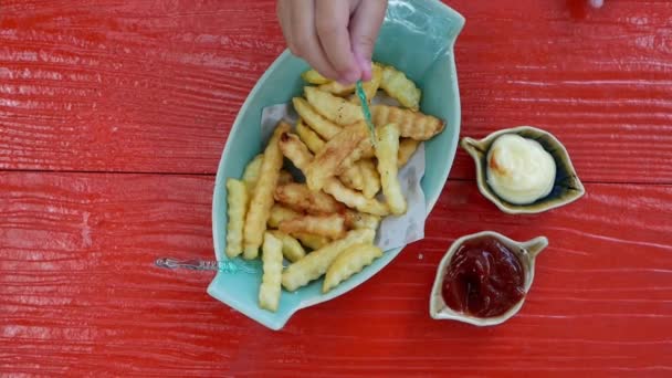 Primo Piano Mano Raccolte Patatine Fritte Mangiare Ristorante Concetto Sanitario — Video Stock