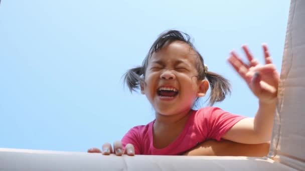 Очаровательная Азиатская Девочка Весело Проводит Время Бумажной Коробкой Улыбаясь Глядя — стоковое видео