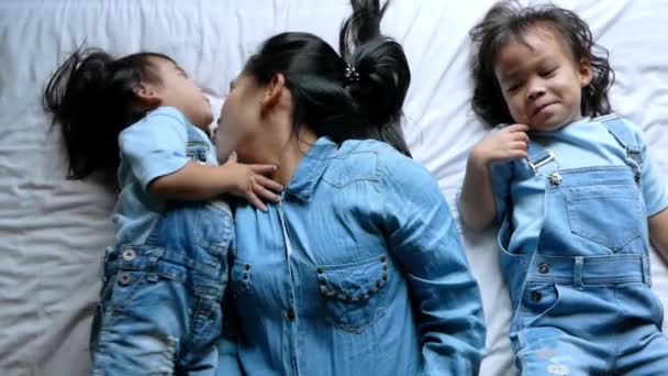 Ευτυχισμένη Ασιατική Οικογένεια Ξαπλωμένη Στο Κρεβάτι Πρωί Διακοπές Χαλαρό Χρόνο — Αρχείο Βίντεο
