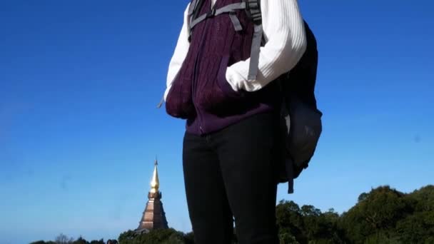 Жінка Мандрівниця Насолоджується Краєвидом Вершину Гори Інтанон Вранці — стокове відео