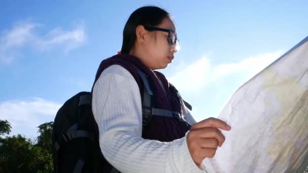 Молодая Женщина Путешественник Картой Рюкзак Расслабляющий Открытом Воздухе Природе День — стоковое видео